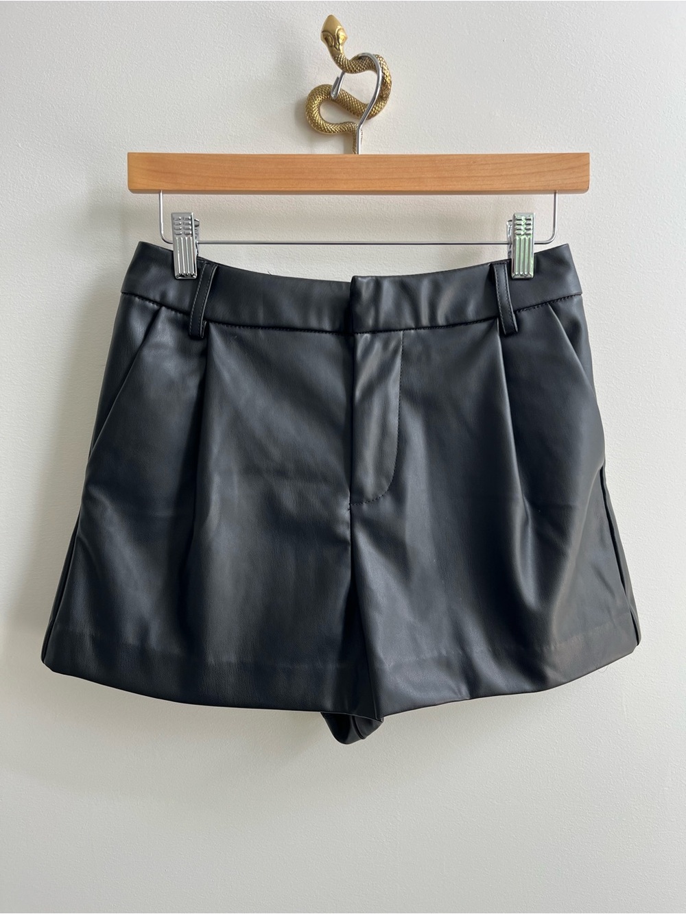 Ci Sono Los Angeles Faux Leather Pleat Front High Rise Dress Shorts Black S